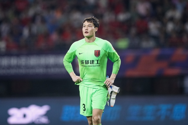 记者谈张岩侮辱性言论:身为公众人物,足协不处罚&蓉城也该处罚