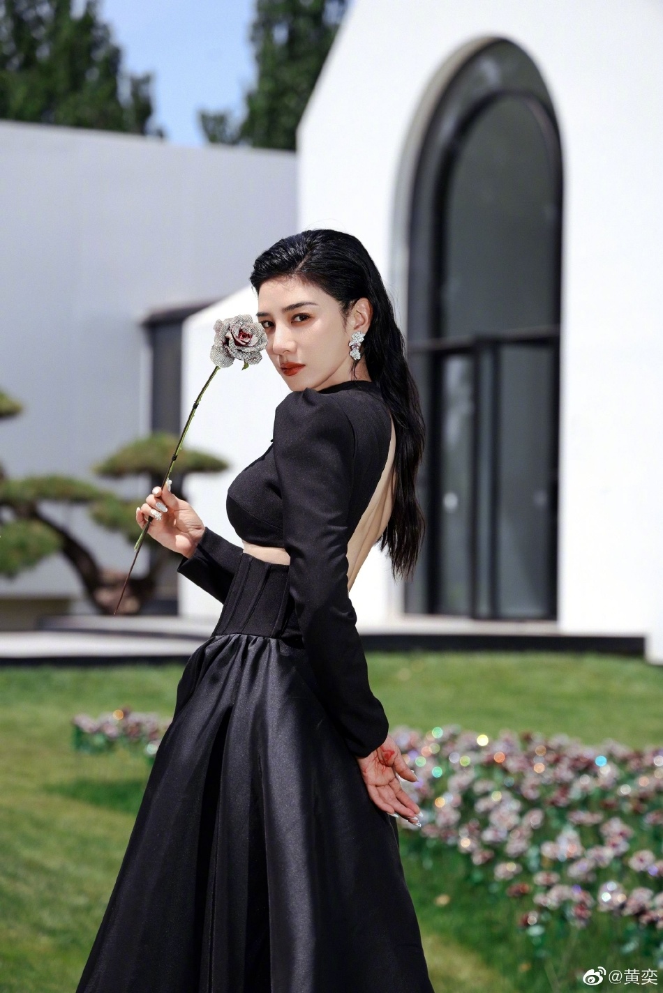 上海女星黄奕私拿美术馆展品公开道歉很抱歉日后会更加严谨