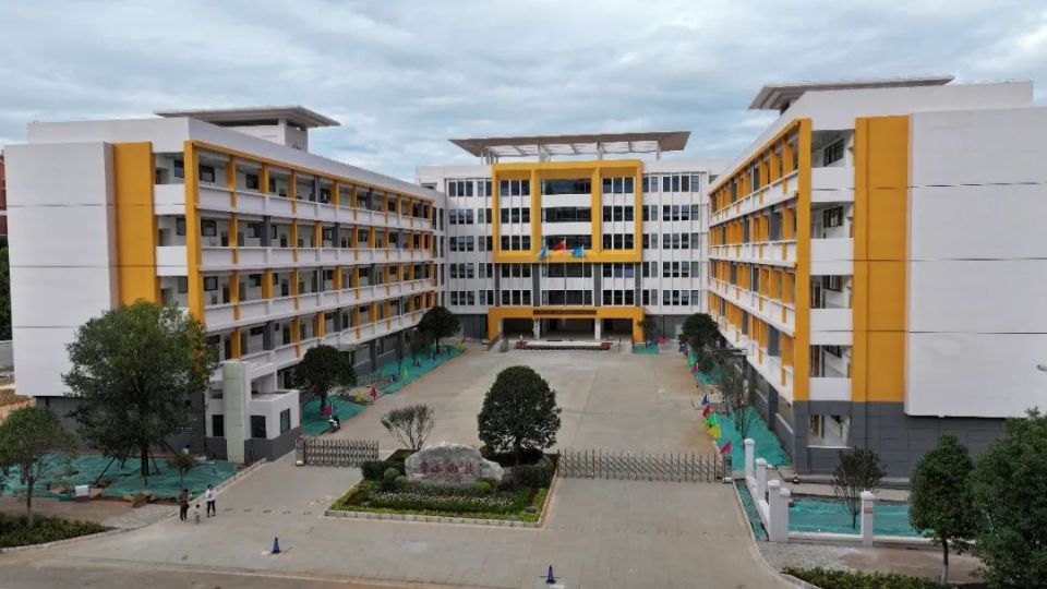 曲靖市二小金麟学校,麒麟区七中金麟学校迎来首批新生!