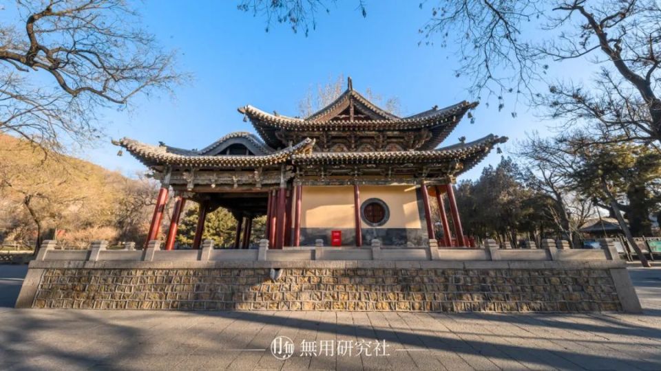 三开间的雨花宫即是正殿,前廊有碑十余通,应为寺庙拆建时搬迁于此.