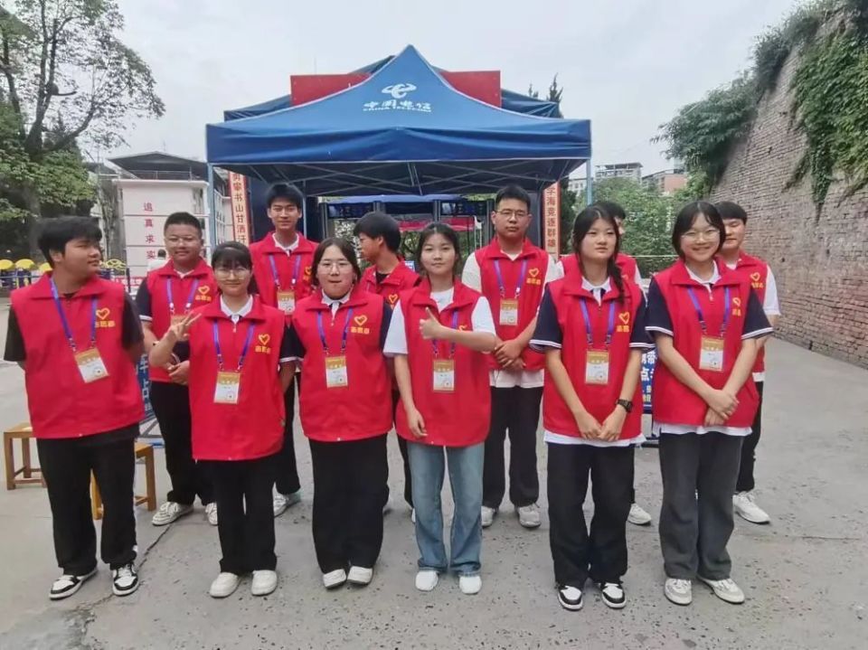 平昌中学实验学校考点,学生志愿者为考生提供服务巴中二中考点志愿者