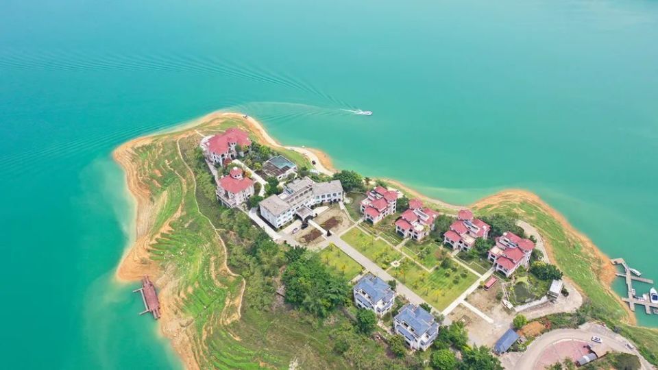 贵州兴义:山清水秀万峰湖