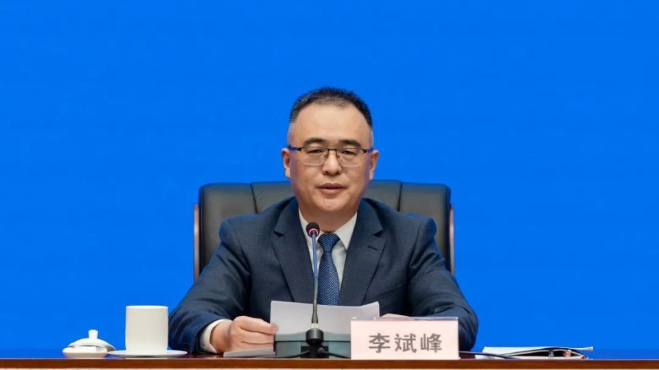 发布会上,金华市人民政府副市长李斌峰介绍金华两头乌和金华火腿全