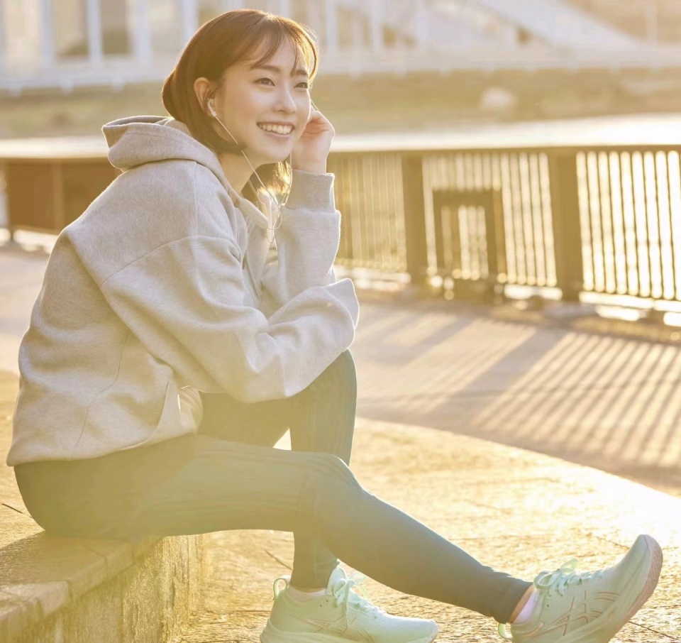 石川佳纯脚踩黑色高跟鞋,晒一家四口全家福!石川梨良也非常漂亮