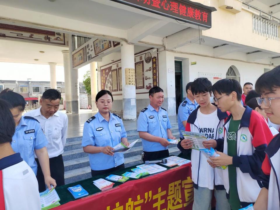 中学"心沐阳光 健康成长"主题升旗仪式上,心理健康教师结合鉴真的事例