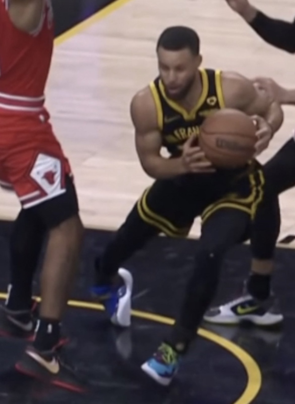 库里脚踝扭伤这一下幅度不小看起来不容乐观