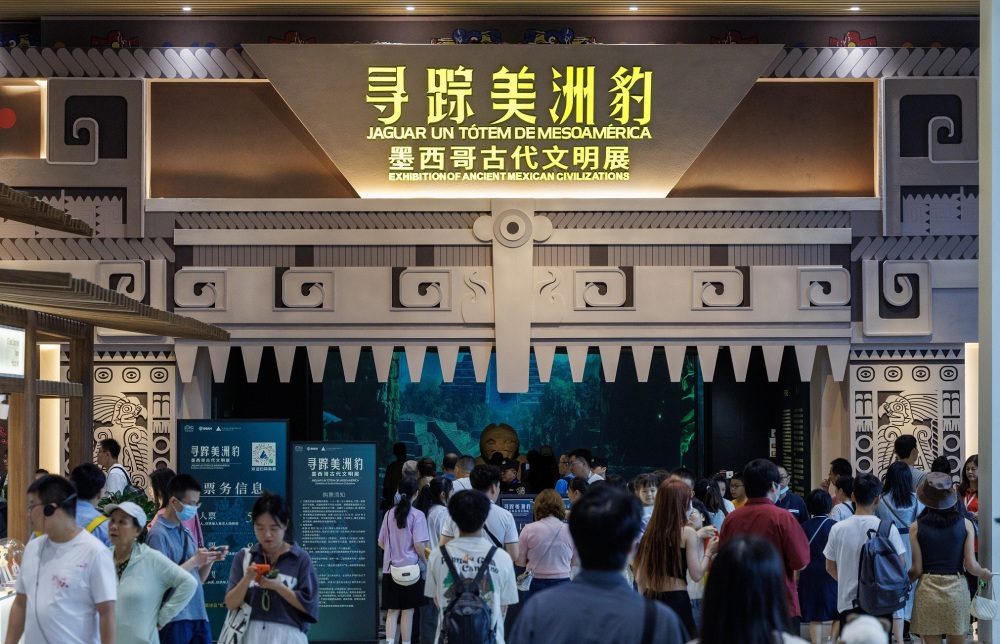 走进成都博物馆一楼特展厅,仿佛穿越了时空的隧道,置身于一个古老而