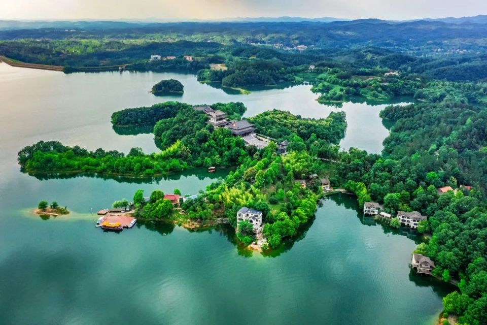 7月25日,随州日报正青春工作室来到随县洪山镇的旅游景点打卡.