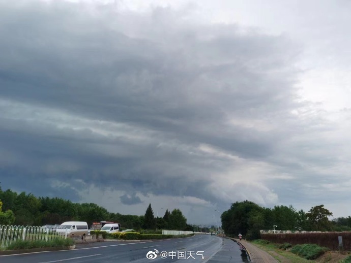 雷雨云团过境北京天空现壮观弧状云