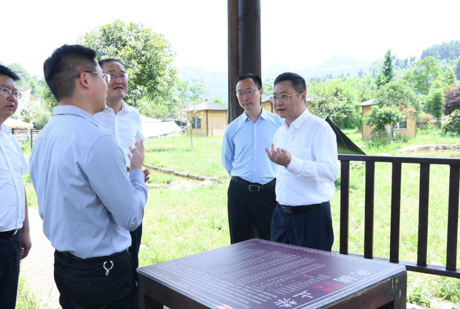 调研期间,黄伟来到洪渡河长碛河段和绥阳镇金鸡村复兴组开展巡河巡林