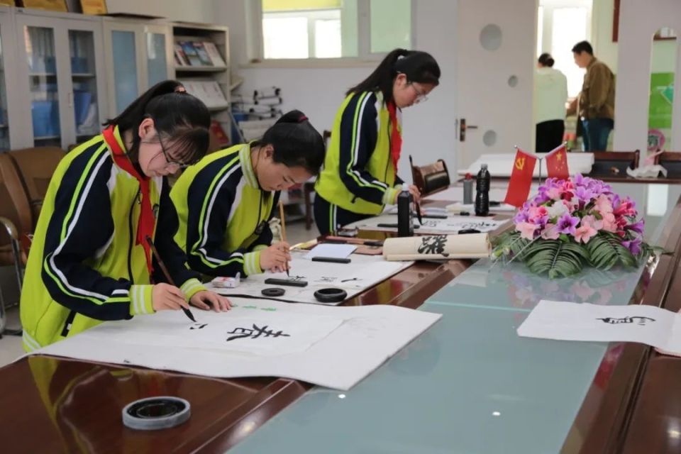 亚布力局公司工作人员在亚布力林区第一小学校门前向学生及家长发放了