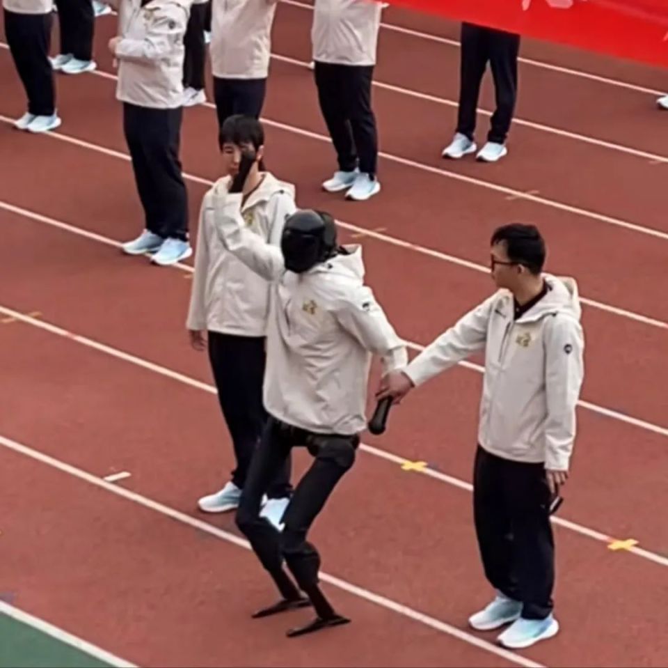 高校运动会开幕式:抽象之下反内耗与寻知己的尝试