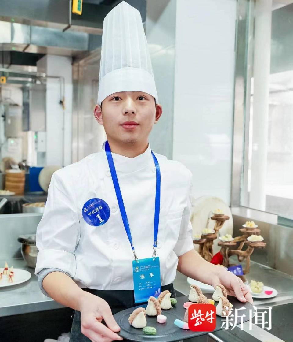 每天刻苦练习面点制作技艺,接连在比赛中获奖21岁的黄浩杰是苏州市盲