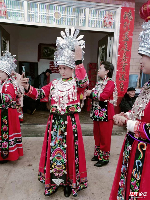 我的大城小镇 |无银不成婚,见证苗族姑娘婚嫁全过程_腾讯新闻