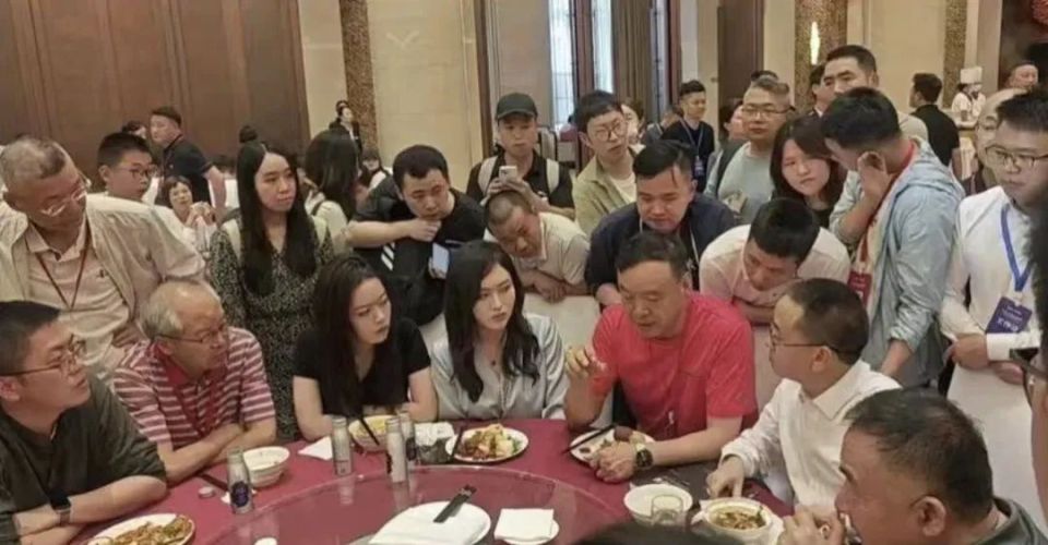 茅台股东大会：招待晚宴改为自助餐，飞天茅台变蓝莓果汁_腾讯新闻
