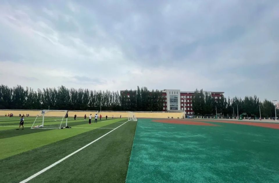 记者发现,朔州市第四中学的教学楼紧挨平朔体育场,仅一墙之隔,操场的