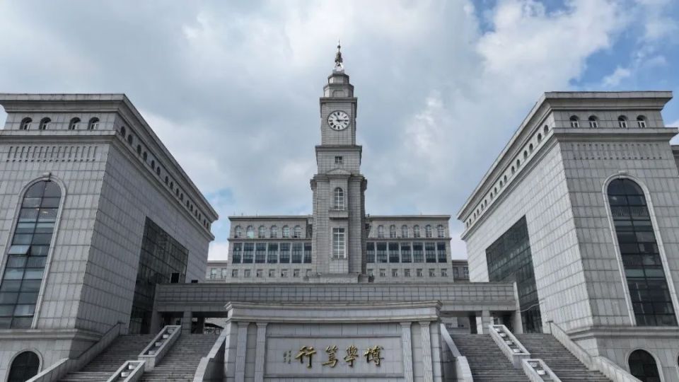我是师大宏伟楼群的代言人愿你时光清浅处一步一安然听风声 看日落挑