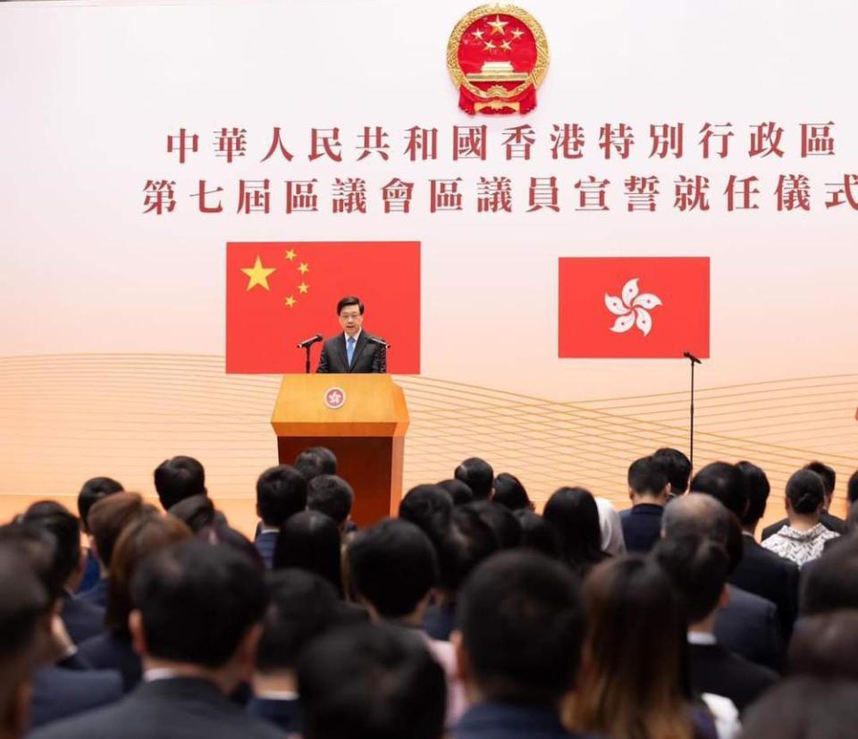 香港第七届区议会全体470名区议员宣誓就任