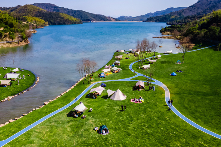 尤其是马拉松赛事所在的九龙湖周边,秦山村的草坪经济,横溪村的农家乐