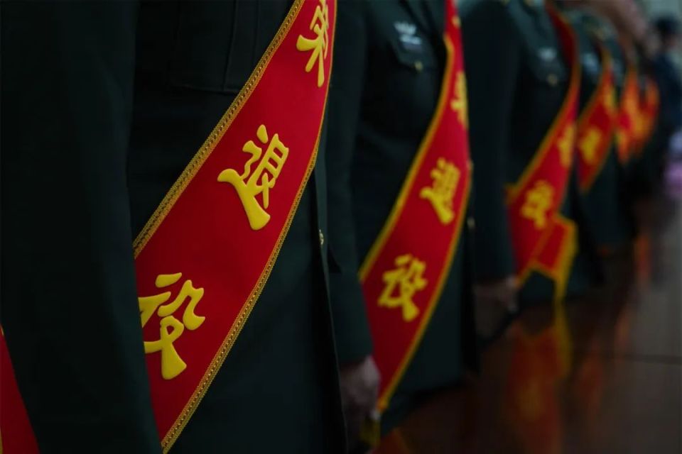 军官，退役！_腾讯新闻