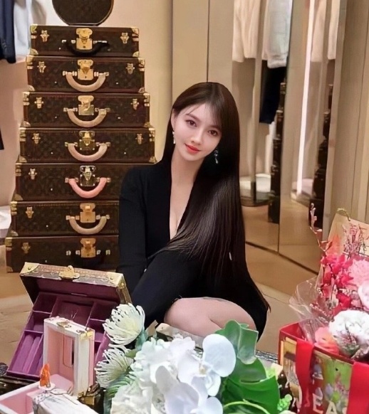 原来,在杨颖黄晓明合体视频曝光后,有cp粉质疑叶柯插足他们两人的婚姻