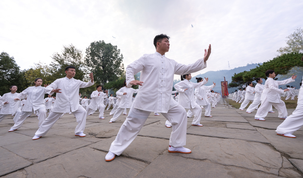 世界武当太极大会在湖北武当山开幕