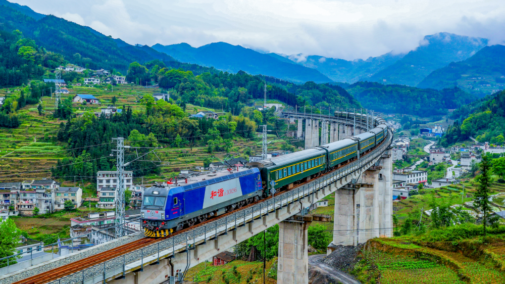 隆黄铁路隆叙段扩能改造工程是西部陆海新