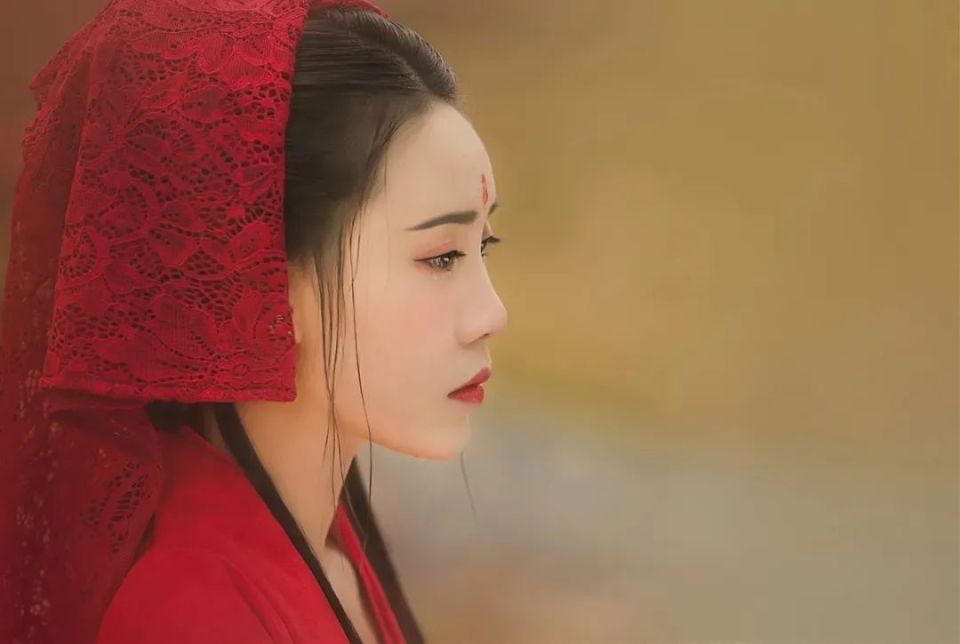 书生嫌妻老,出上联:荷败莲残,落叶归根成老藕,妻子