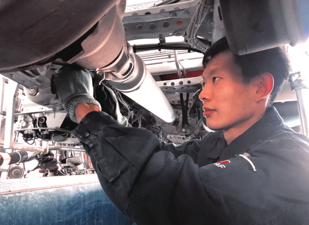 杨晓豪:在"第一国门"书写航油人的无悔青春