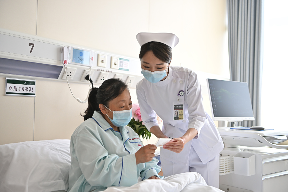 5月9日11时许,北京协和医院国际医疗部护士陈梦为患者发放口服药并