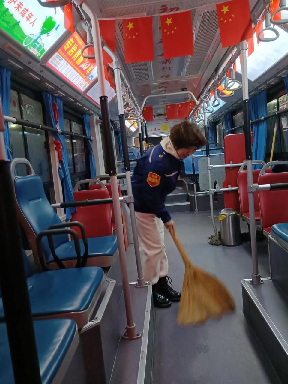 4公里,共19站,白天单程需要45分钟,早班车半小时就能到,45岁的刘玉萍