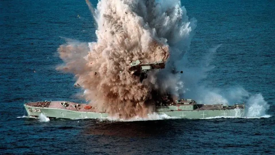 疑似鱼雷-10击沉靶舰画面公开,爆炸激起近百米水柱,网友:对美发出强力