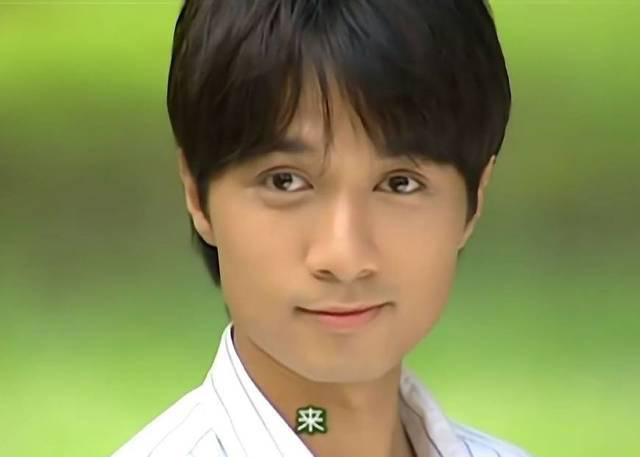 85岁琼瑶举办演唱会一头浓密黑发状态超年轻被古巨基搀扶入场