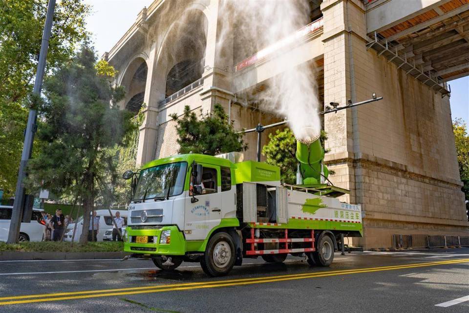 武汉城管雾炮车"造"绚丽彩虹,助力武汉渡江节开赛