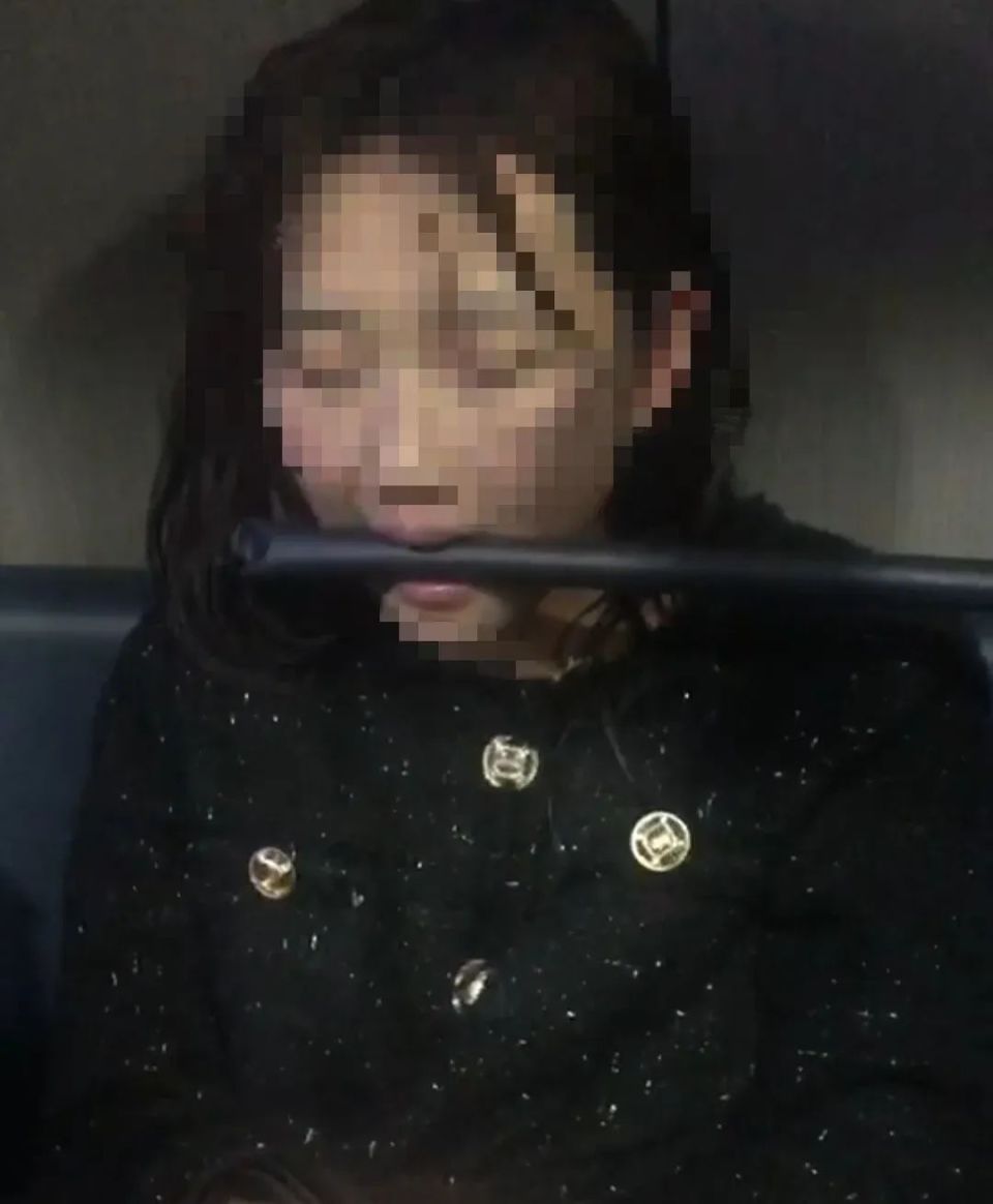“下跪、垃圾桶套头、脱衣！”一年轻女孩在酒店遭多人施暴，视频疯传！警方通报：涉案人员全部抓获（视频/组图） - 2