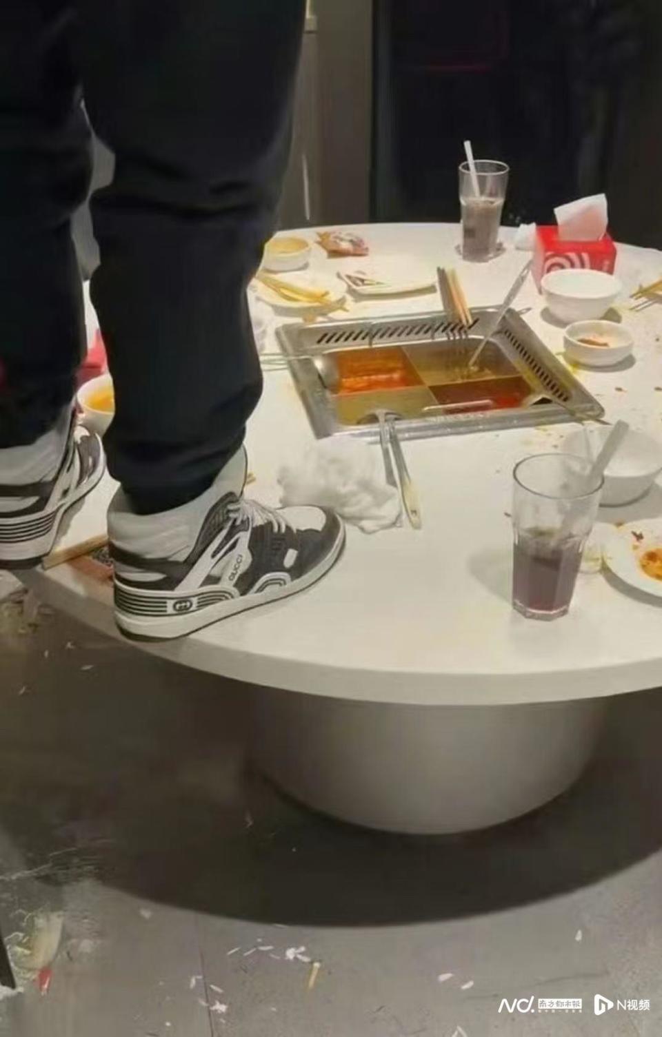 海底捞回应未成年人在火锅小便引争议！企业最新表态：将起诉_腾讯新闻