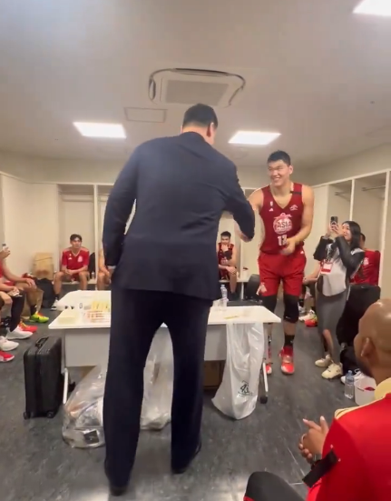 姚明观战日本全明星刘传兴14分钟157助亚洲队胜日本新星队