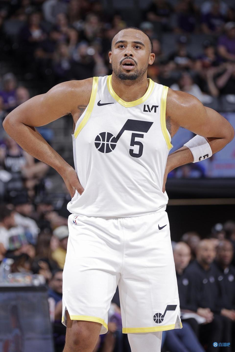 状态出色霍顿塔克上半场12中7三分6中3得到18分2断