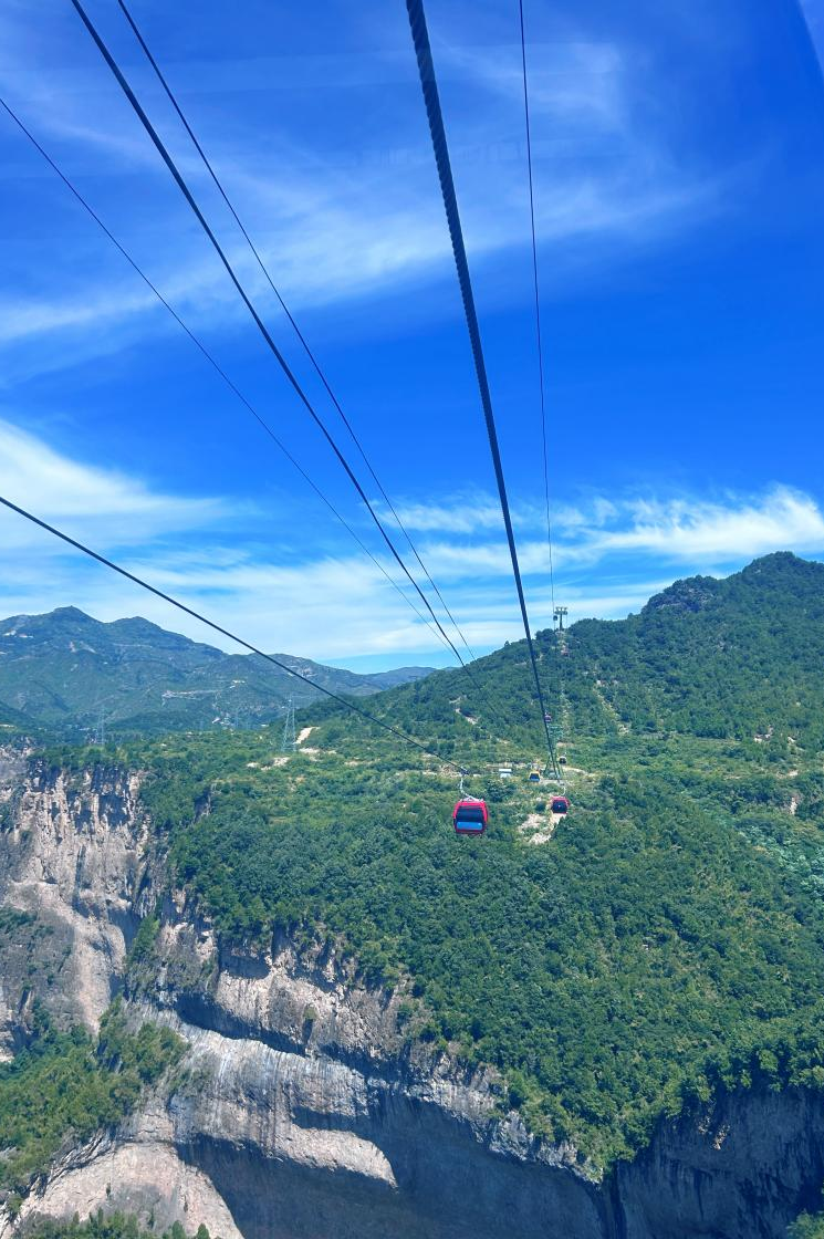 八泉峡的天空是绵绵的糖