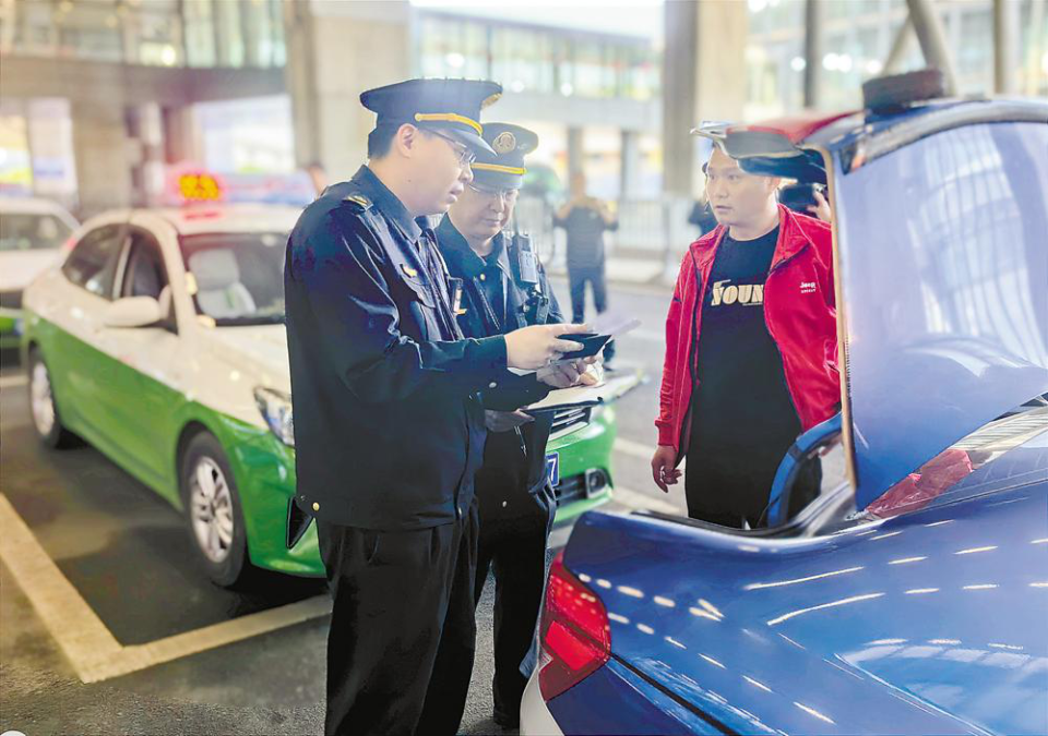 北京,廊坊执法人员对巡游出租汽车违章行为进行协同执法.