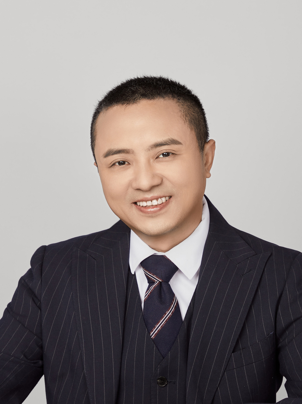 的喙,圆圆的头,张开的翅膀和尾翼,猛一看,就是一只振翅飞翔的和平鸽