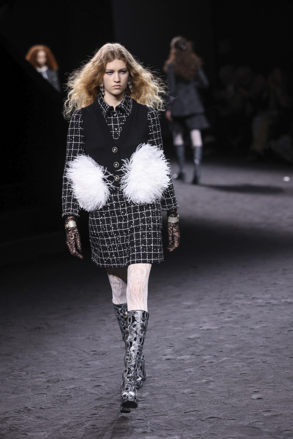 模特在法国巴黎时装周上展示香奈儿品牌的2023