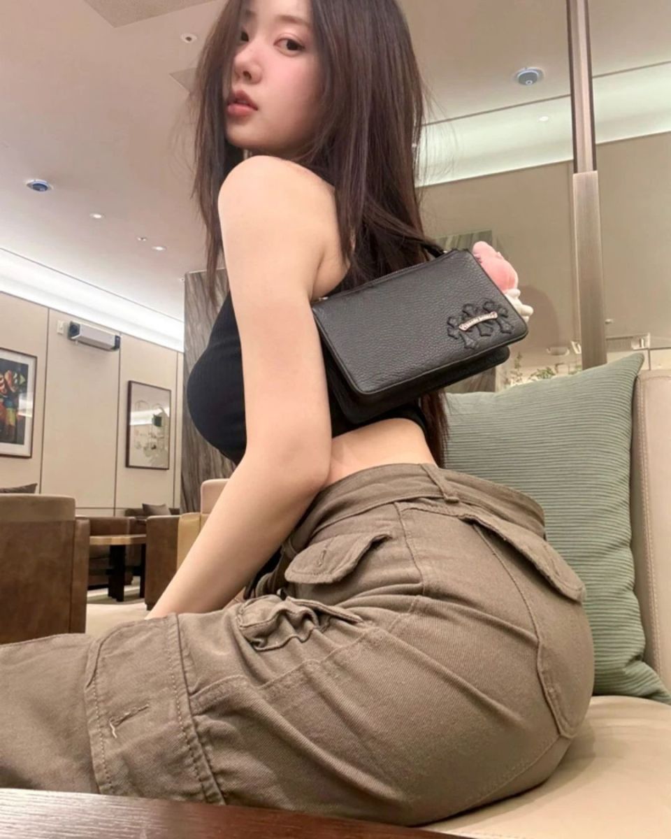 《剑星》体模在露天泳池秀比基尼,性感热辣好身材