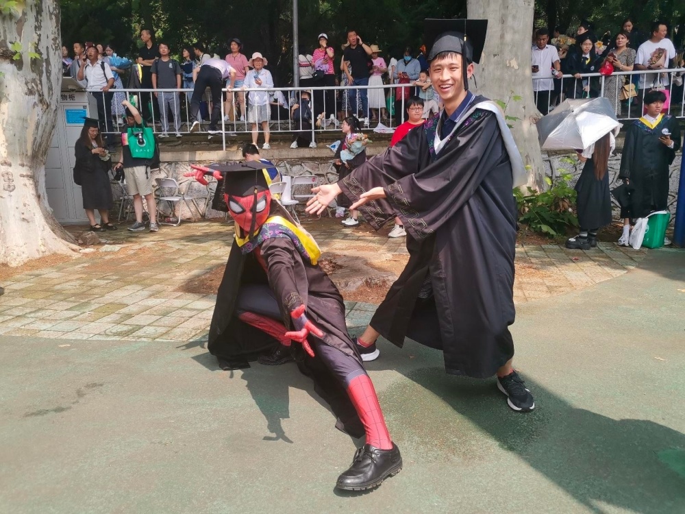畢業(yè)典禮父母穿兒子學(xué)士服圓夢_畢業(yè)典禮學(xué)士服是學(xué)校發(fā)嗎_學(xué)士服畢業(yè)禮服