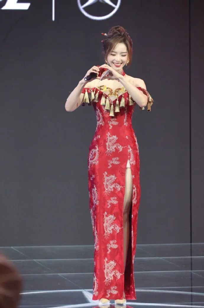 lpl和lck两大赛区,美女主持解说大盘点_腾讯新闻