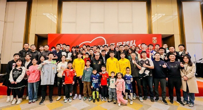 中国男足转战津门公益行见面会走近球迷