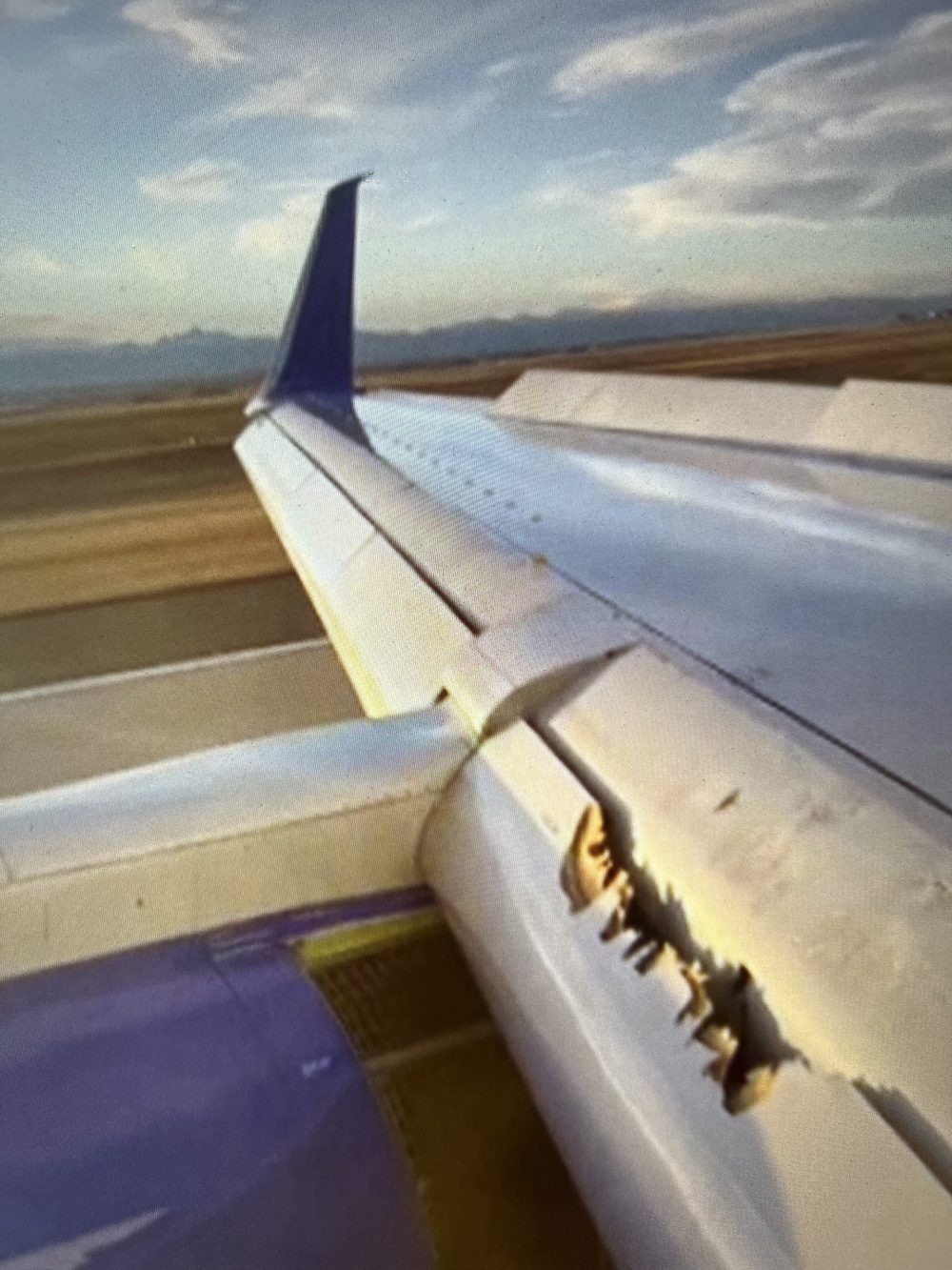 美联航一架波音757客机因机翼受损紧急降落