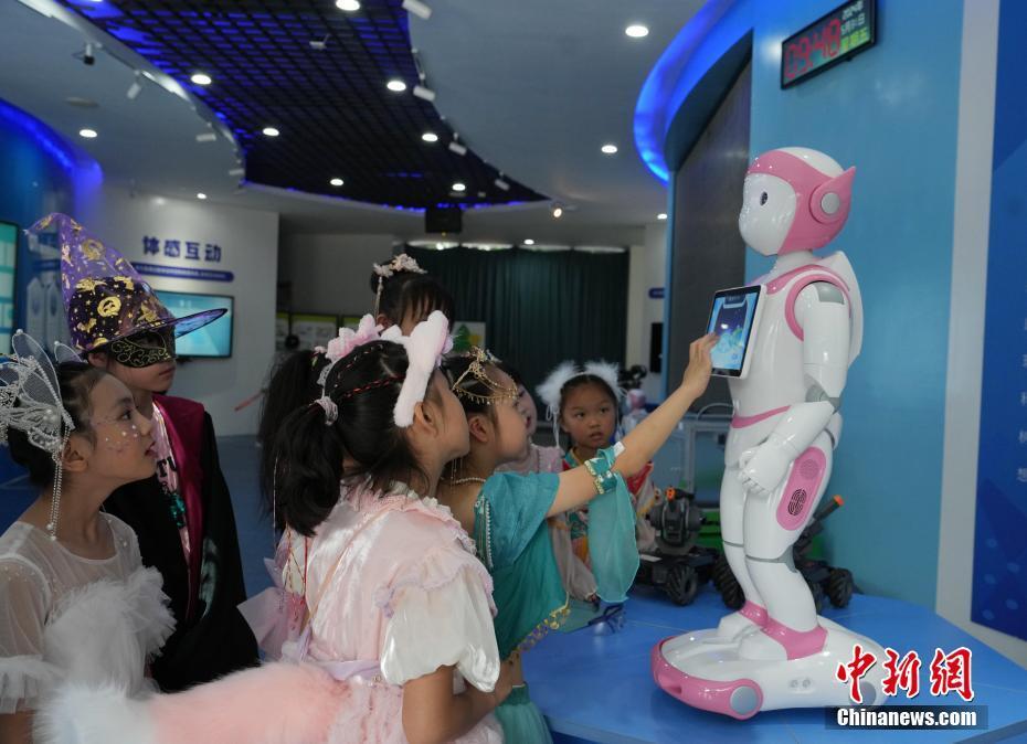 小朋友在学校科技馆参观.安源 摄小朋友参观航空模型.