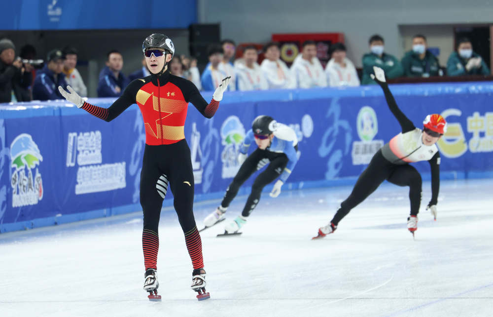 1月14日,吉林隊選手張添翼(前)衝過終點後慶祝.