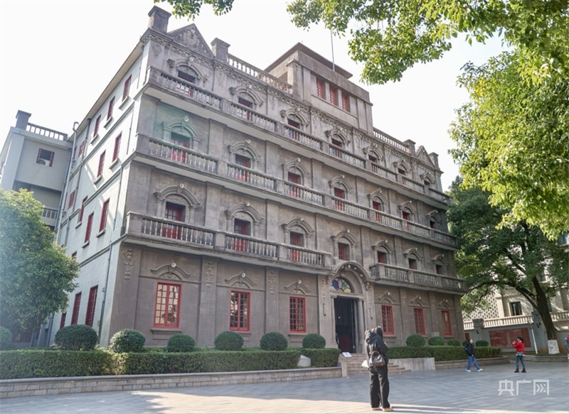 南昌八一起义纪念馆内的南昌起义总指挥部旧址吸引游客参观(资料图)